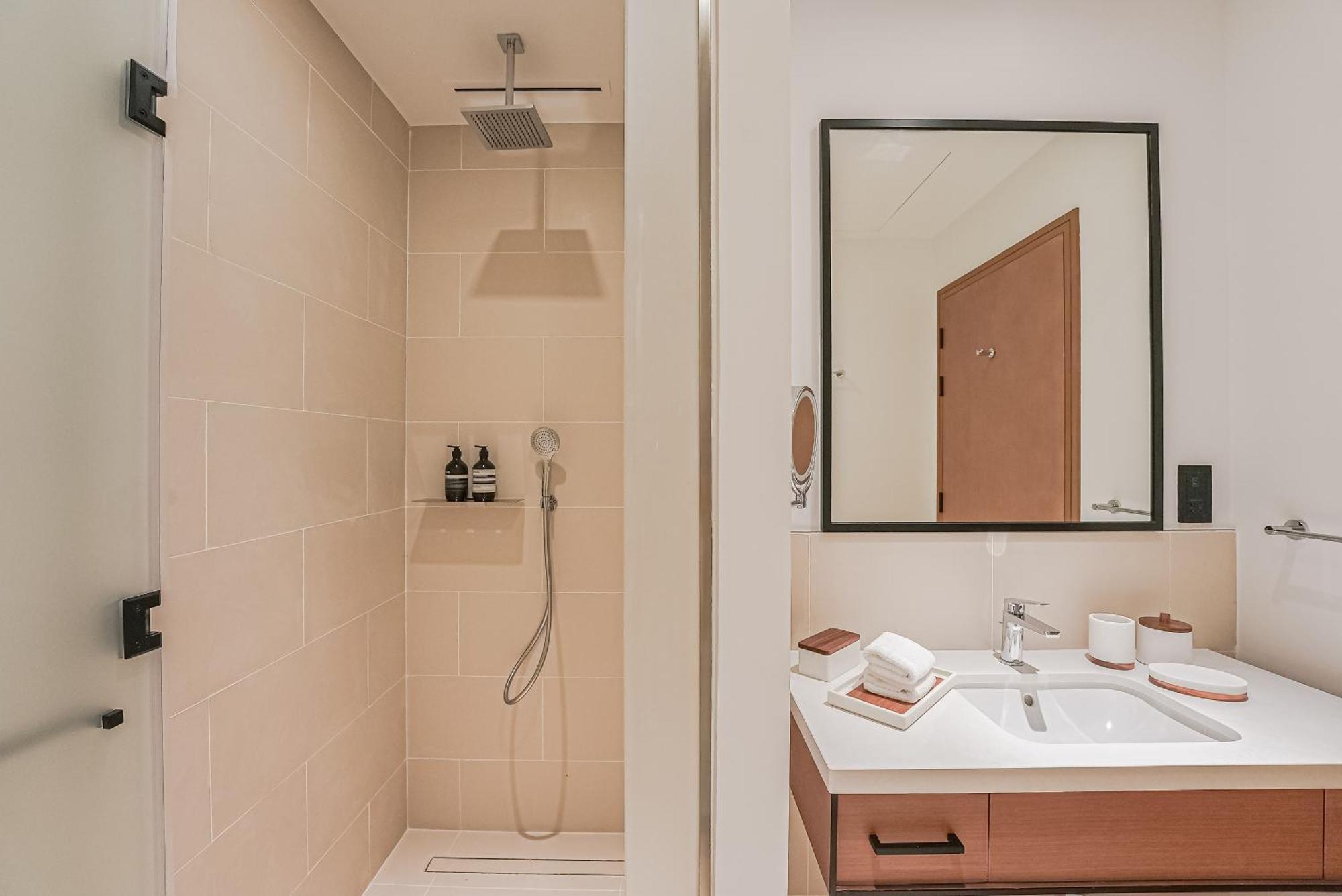 Modern 2Br High Floor Haven In Vida Dubai Marina Apartment Exterior photo